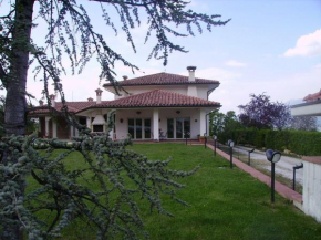 Отель Villa Linda Bed And Breakfast  Сулмона